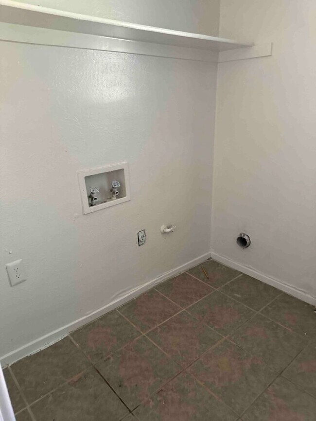 Building Photo - Desoto - 3 Bedroom -2.5 Bath