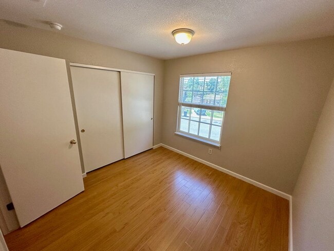 Building Photo - 3 bedroom 2.5 bathroom corner lot