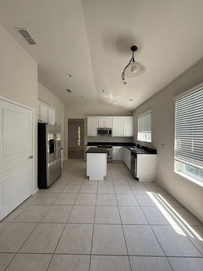 Building Photo - Come View This Amazing 3 Bed 2 Bath Single...
