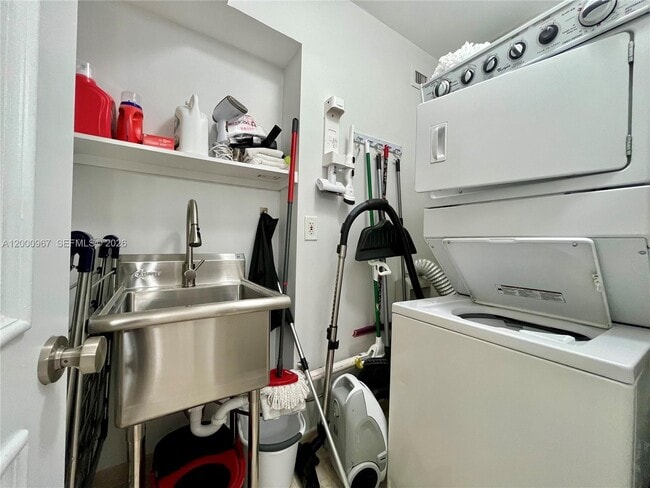 Building Photo - 9511 Collins Ave