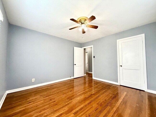 Building Photo - Alamo Heights Townhome