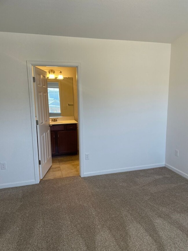 Building Photo - Available now 3bd 3.5 ba .Town home for rent located near Buckley AFB between Smokey hill and Qui...