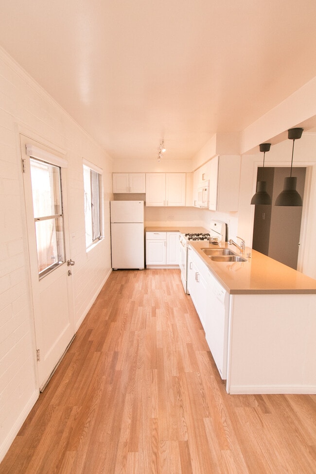Building Photo - Charming 1br/1ba with Mid Century Touches in Ocean Beach/Point Loma