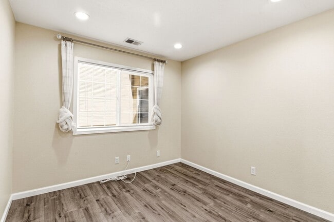 Building Photo - Union City 4-Bed, 2-Bath w/ 2-Car Garage & Vaulted Ceilings