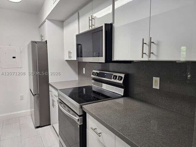 Building Photo - 10440 SW 156th Ct