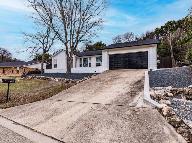 Building Photo - 903 Cliffside Dr