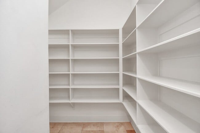 Building Photo - 1611 Lynnview Dr