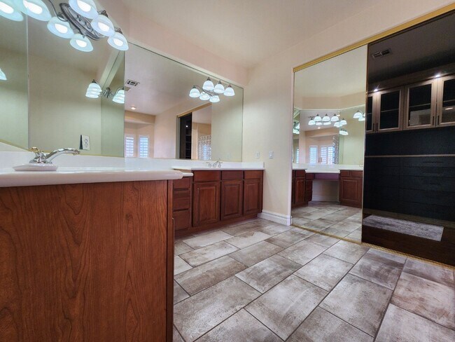 Building Photo - Beautifully Upgraded Southern Highlands Ga...