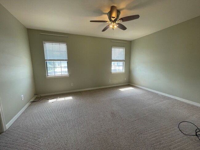 Building Photo - Townhome in Gated Community