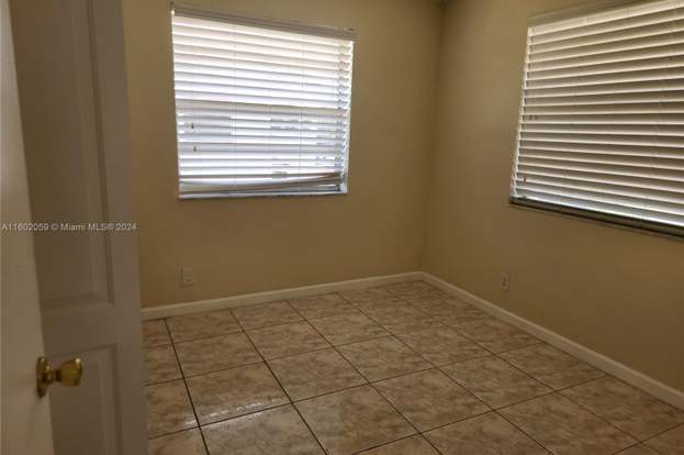 Building Photo - 9962 Twin Lakes Dr
