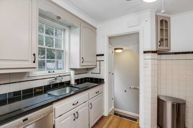 Building Photo - 498 Ann St