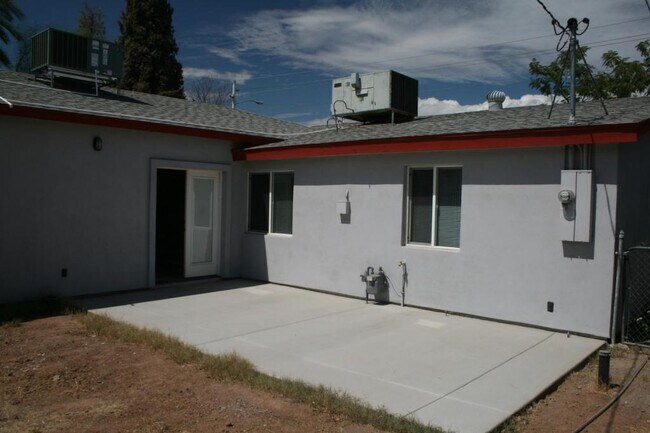 Building Photo - 1343 E Osborn Rd