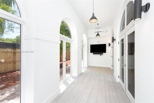 Building Photo - 3875 Park Ave
