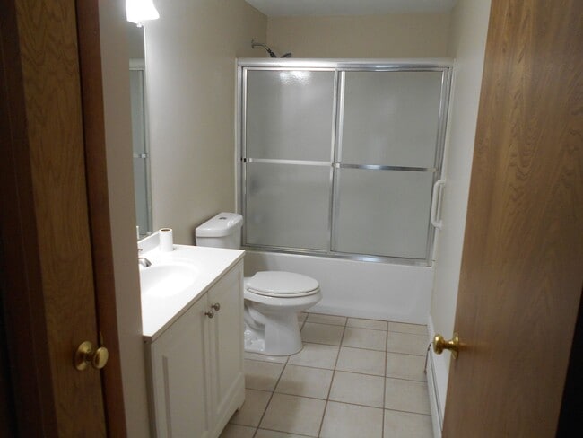 Building Photo - Derry Townhouse for Rent- 2 Bedrooms + Loft!  Available Nov 15!