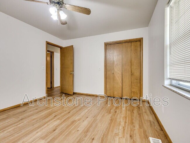 Building Photo - 3121 Lakeside Dr