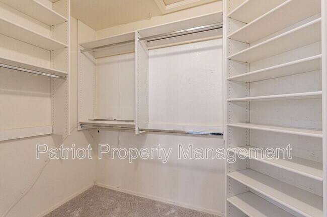 Building Photo - 4704 E Villa Maria Dr