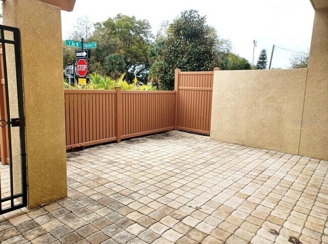 Building Photo - 839 7th Ave N