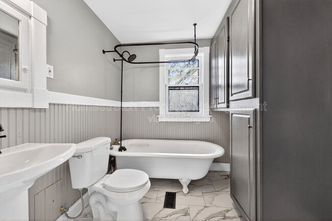 Building Photo - 2424 Oakland Ave