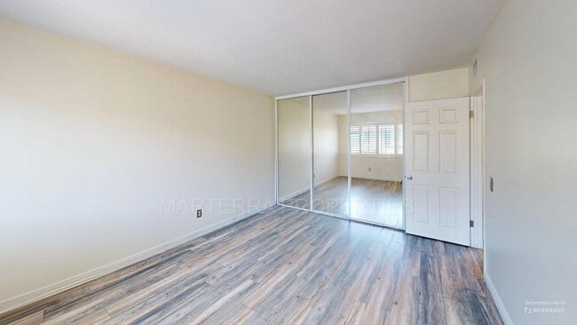 Building Photo - Beautiful Townhome, with AC, in Costa Mesa