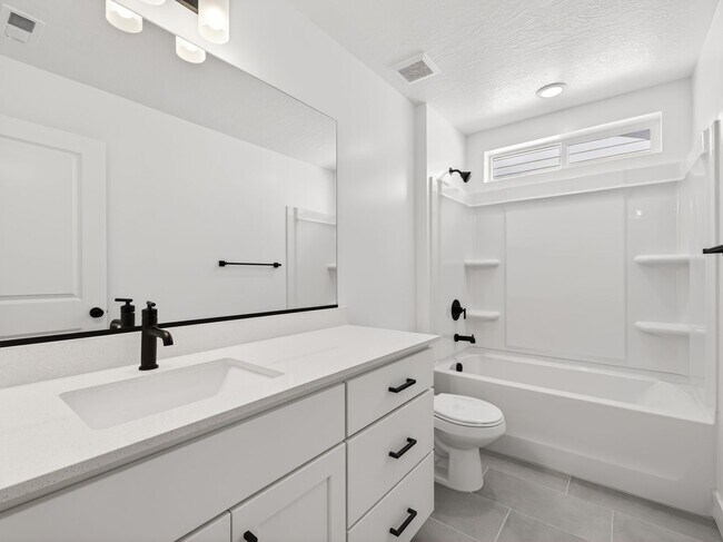 Building Photo - 3 Bed / 3.5 Bath Townhome in Mapleton – Modern, Spacious & Well-Located