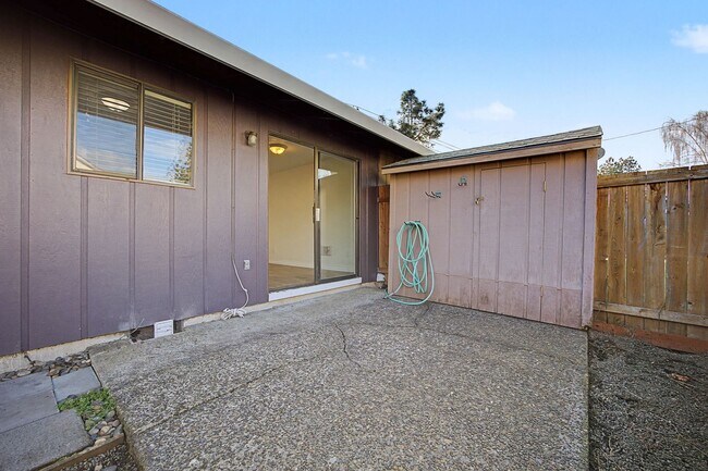 Building Photo - 421-423 Toliver Rd