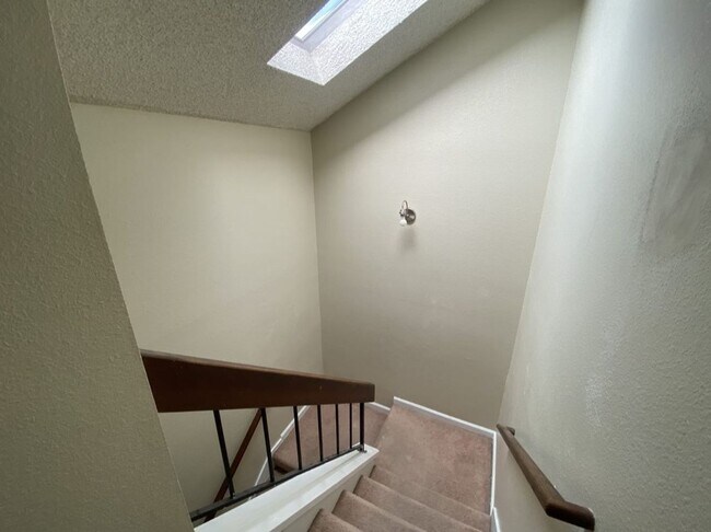 Building Photo - 3 Bed 2 Bath condo with a large master loft style bedroom
