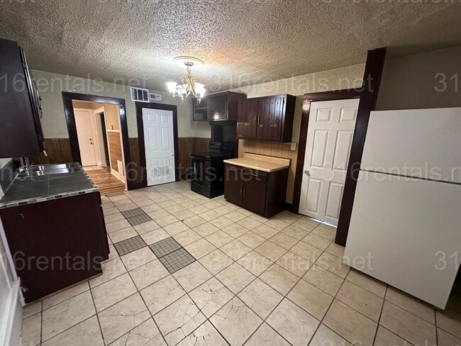 Building Photo - $995 - 3 bed 2 bath - Beautiful Home in De...