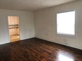 Building Photo - 630 NE Gray Ln