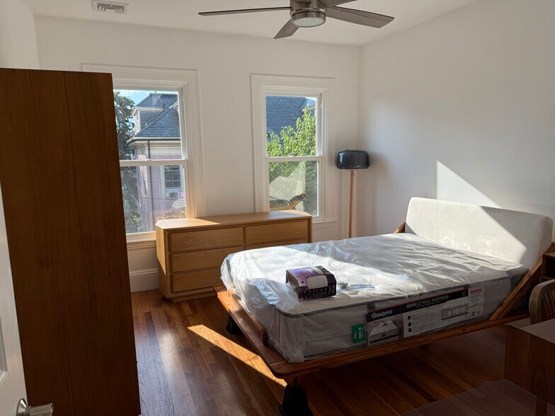 Building Photo - 96 Munroe St