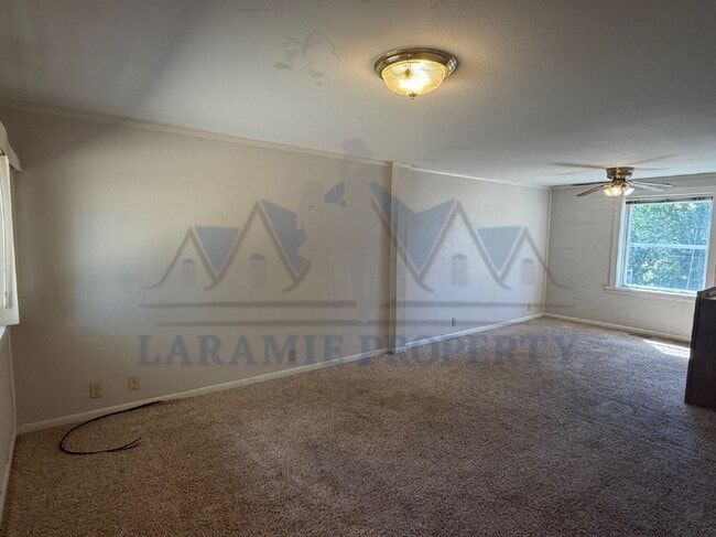 Building Photo - 2 Bed 1 Bath Apartment