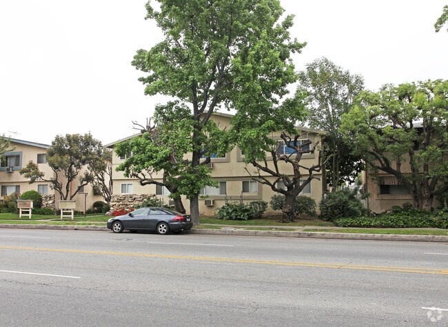 Building Photo - 4916 Hazeltine Ave