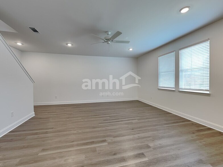 Building Photo - 496 Pointe Dr