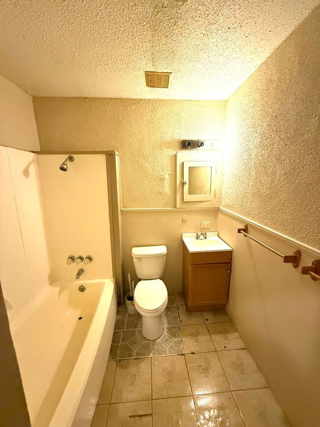 Building Photo - **1 Bed 1 Bath Duplex with bonus room Rent Ready** Call our self-showing number to schedule a tou...