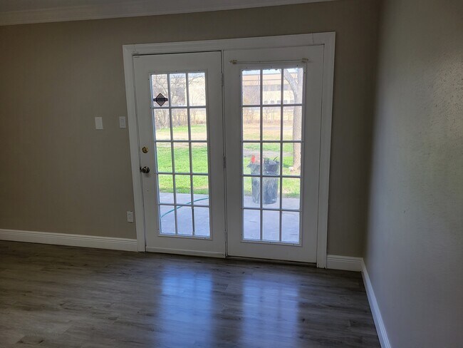 Building Photo - 810 Springvale Dr