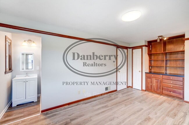 Building Photo - 1133 N Byrne Rd