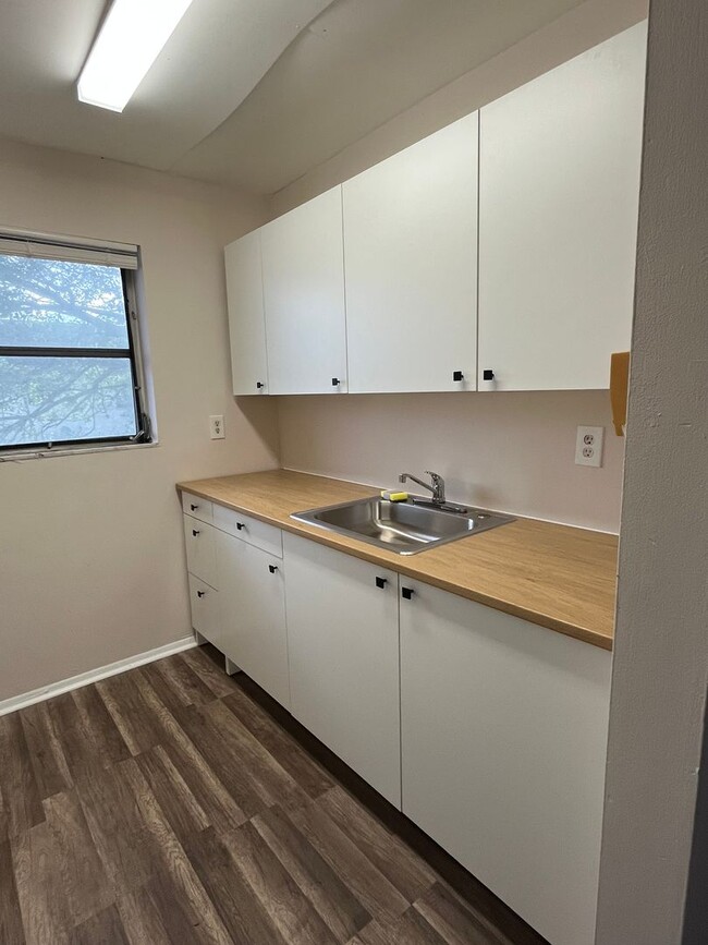 Building Photo - Nice 2 Bed 1 Bath, Unit Located in Quiet S...