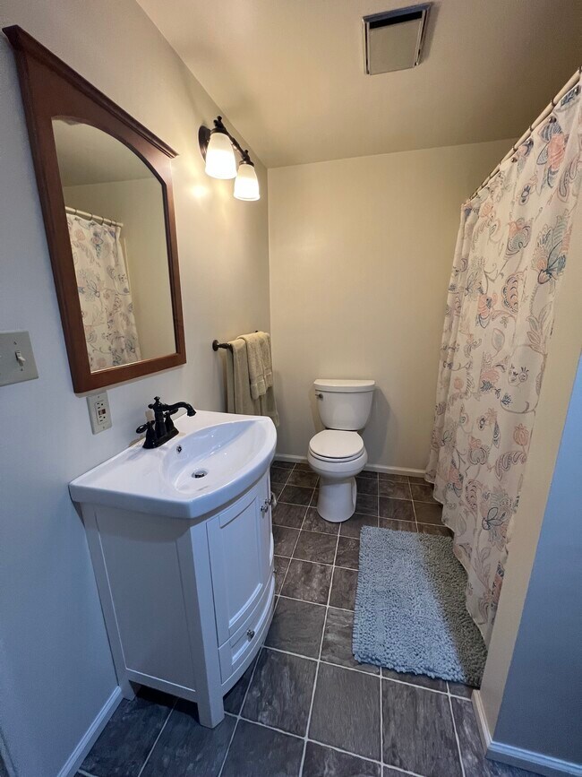 Building Photo - 3219 31st Ave W