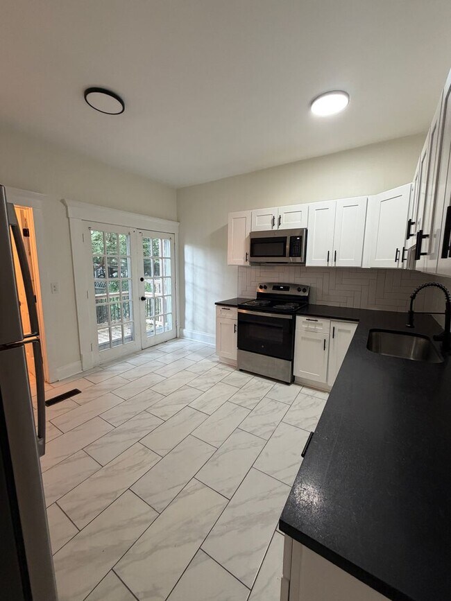 Building Photo - 297 Reinhard Ave