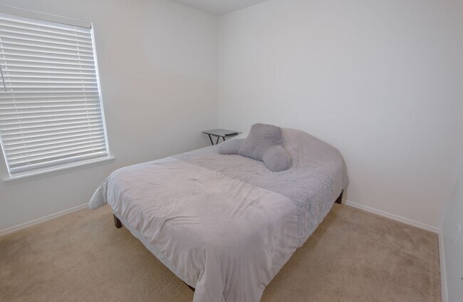 Building Photo - 2527 Eisner Dr