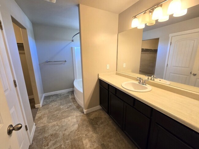 Building Photo - 528 Fox Chase Dr