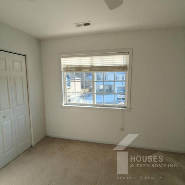 Building Photo - 18 Whitethorn Ln