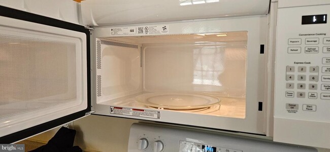 Building Photo - 423 Happy Creek Rd