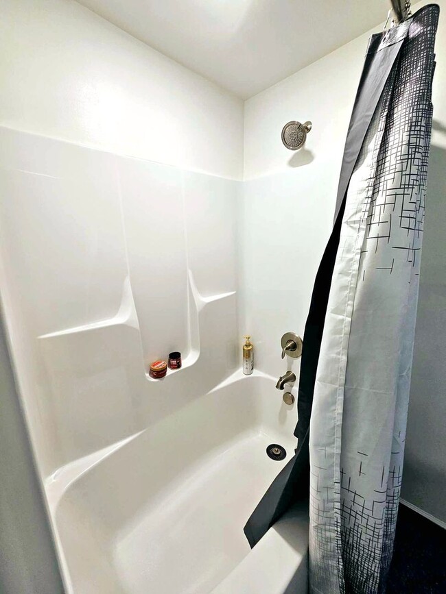 Building Photo - Charming Home!