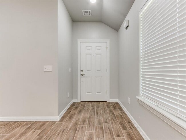 Building Photo - 616 Maleah Pl