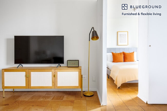 Building Photo - 245 E 40th St