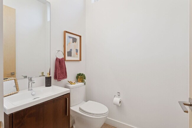 Building Photo - Spacious 5-Bed / 4-Bath home in LoHi for rent