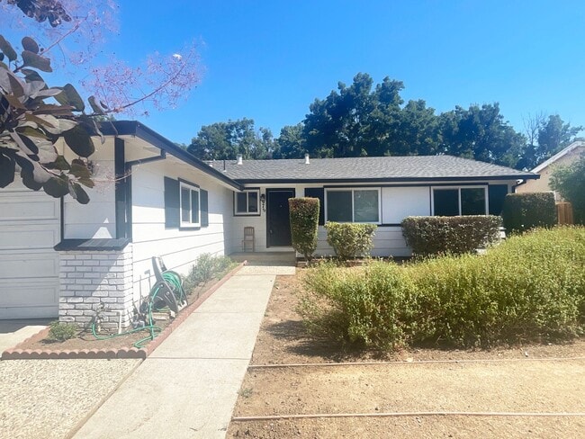 Building Photo - Charming 3/2 Gilroy
