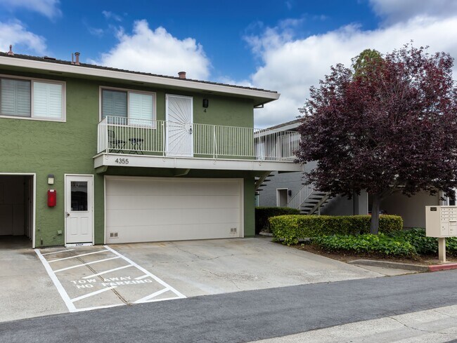 Building Photo - 4355 Diamond St