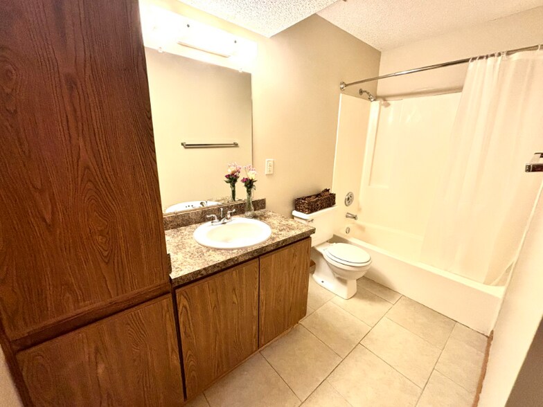 Building Photo - 5120 Emerald Dr