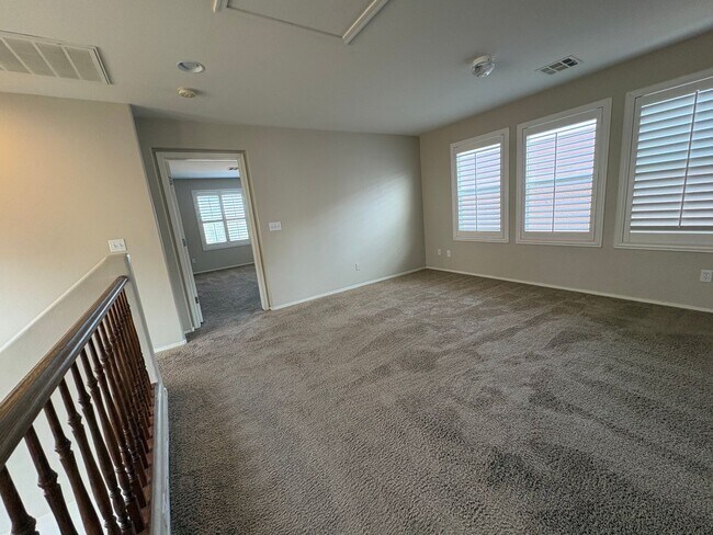 Building Photo - Beautiful 4 Bedroom Home in Mountains Edge!